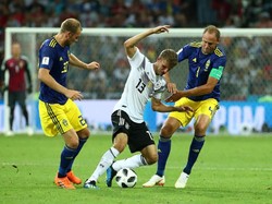 Jerman langsung menggempur pertahanan Swedia sejak kick-off. Saking dominannya Jerman, penguasaan bola mereka sempat mencapai 87%. Foto: Michael Dalder/Reuters
