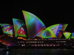 Ikon Australia yang Bermandikan Cahaya Setahun Sekali