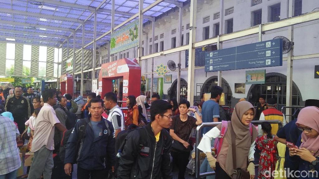 Suasana Kepadatan Pemudik Arus Balik di Stasiun Pasar Senen