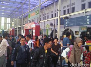 Suasana Kepadatan Pemudik Arus Balik di Stasiun Pasar Senen