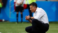 Juan Carlos Osorio tampak serius mengamati jalannya pertandingan. Reuters/Jason Cairnduff.