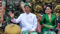 Gaya Jokowi Berpakaian Adat di Pesta Kesenian Bali
