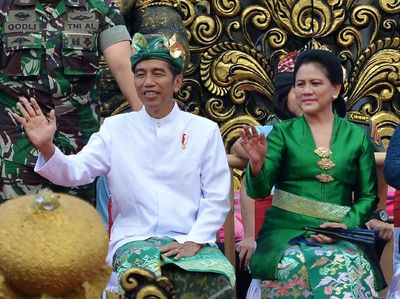 Gaya Jokowi Berpakaian Adat di Pesta Kesenian Bali