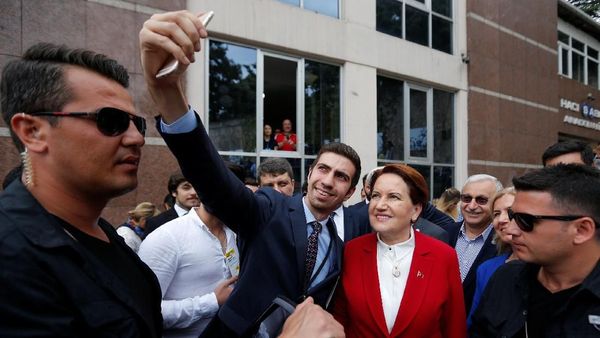 Foto: Capres Serigala Betina Diajak Selfie di TPS Pemilu Turki