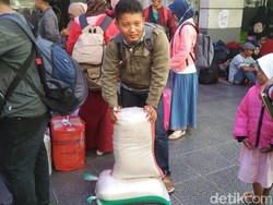 Cerita Pemudik Bawa 2 Karung Beras dari Kampung Halaman
