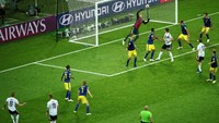 Drama kemudian terjadi di menit kelima injury time. Dari situasi tendangan bebas, Toni Kroos membawa Jerman berbalik memimpin 2-1. Foto: Hannah McKay/Reuters