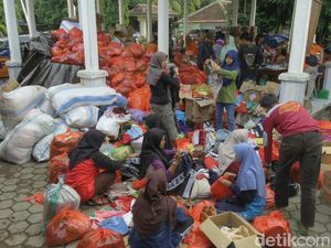 Bupati Anas Instruksikan Bantuan Banjir Bandang Lewat Satu Pintu Bupati Anas Instruksikan Bantuan Banjir Bandang Lewat Satu Pintu