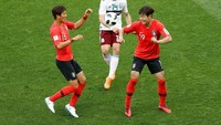 Javier Hernandez berusaha merebut bola yang dikuasi Korea Selatan. Reuters/Darren Staples.