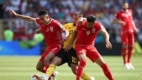 Eden Hazard mendapat penjagaan ketat dari Khaoui dan Anice Badri. Reuters/Albert Gea.