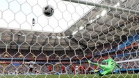 Carlos Vela membobol gawang Korea Selatan di menit ke-26. Reuters/Marko Djurica.