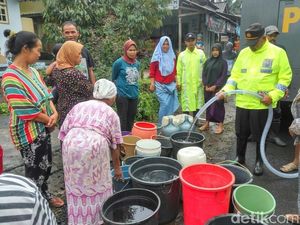 Bantuan Air Terus Mengalir Ke Korban Banjir Bandang di Banyuwangi Bantuan Air Terus Mengalir Ke Korban Banjir Bandang di Banyuwangi