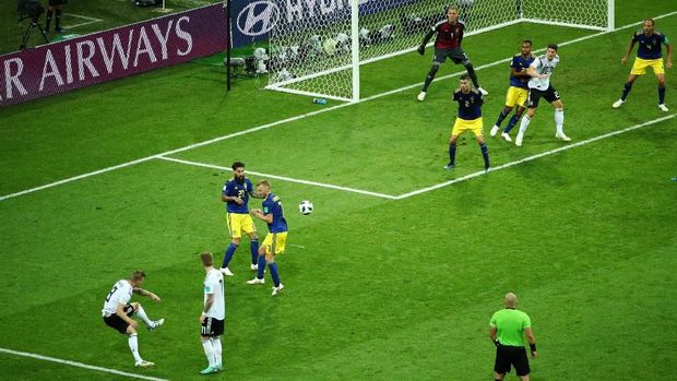 Toni Kroos mencetak gol melalui tendangan bebas di pengujung babak kedua. (