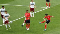 Son Heung-min membobol gawang Meksiko di menit ke-90+3 lewat sepakan indah dari luar kotak penalti. Reuters/Darren Staples.