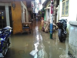 Banjir Hari Ini di DKI: 63 RT Tergenang-104 Jiwa Mengungsi