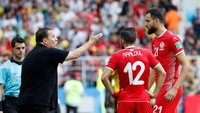 Nabil Maaloul memberikan pengarahan kepada Ali Maaloul dan Hamdi Nagguez. Reuters/Christian Hartmann.