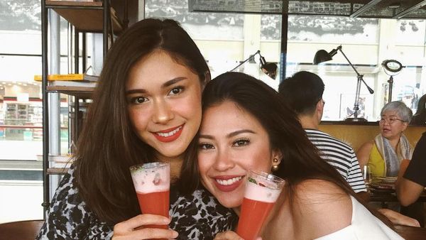 Cantiknya Tyna Kanna Mirdad, Adik Ipar Nana Mirdad Saat Ngemil dan Ngopi