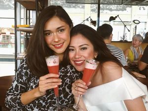 Cantiknya Tyna Kanna Mirdad, Adik Ipar Nana Mirdad Saat Ngemil dan Ngopi