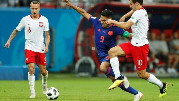 Tembakan Radamel Falcao masih melambung di atas mistar.