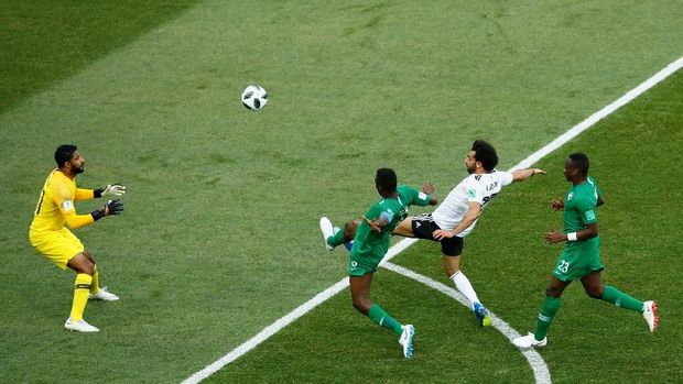 Mohamed Salah membuka keunggulan lewat tendangan lob di menit ke-22.