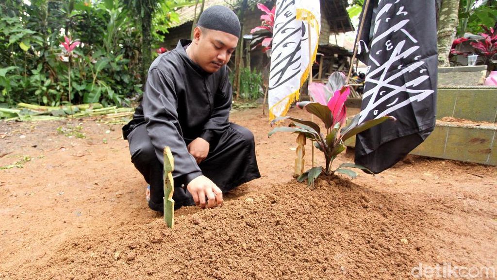 Jenazah Hari Moekti Dimakamkan Jenazah Hari Moekti Dimakamkan
