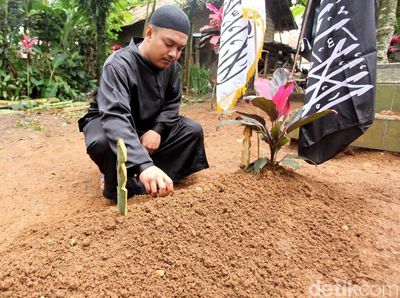 Jenazah Hari Moekti Dimakamkan
