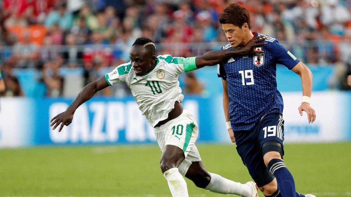 Sadio Mane dikawal ketat oleh pemain Jepang, Hiroki Sakai.  (Max Rossi/Reuters)
