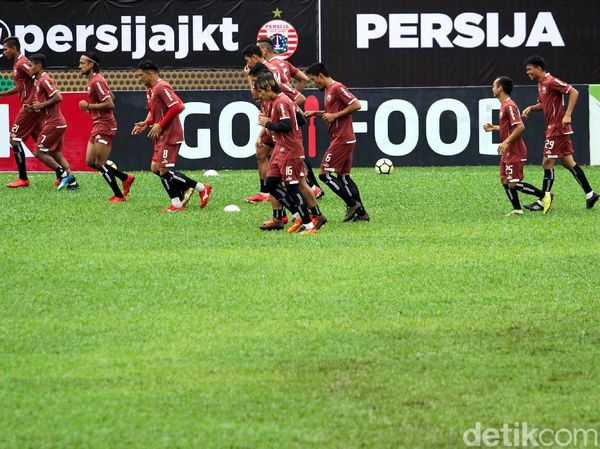 Persija dan Persebaya Jajal Lapangan PTIK