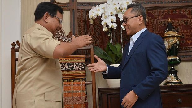 Ketua Umum PAN Zulkifli Hasan (kanan) dan Ketua Umum Partai Gerindra Prabowo Subianto (kiri), di Jakarta, Senin (25/6).