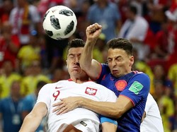 Lewandowski dalam duel udara dengan bek kanan Kolombia, Santiago Arias. Foto: Sergio Perez/Reuters