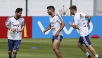 Dia terlihat tak terbebani dengan kritik yang terus datang dan kondisi Timnas Argentina yang tengah terjepit dan terancam gagal lolos ke 16 besar. (Gabriel Rossi/Getty Images)