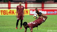 Bambang Pamungkas berlatih melakukan tendangan kalajengking.