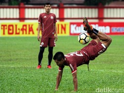 Bambang Pamungkas berlatih melakukan tendangan kalajengking.