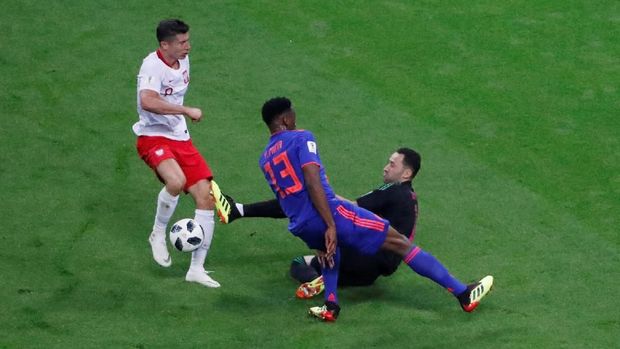 David Ospina melakukan penyelamatan gemilang dari peluang Robert Lewandowski.