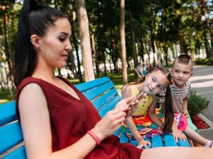 Ini Berbagai Penyebab Seorang Ibu Lakukan Mom-shaming Ini Berbagai Penyebab Seorang Ibu Lakukan Mom-shaming