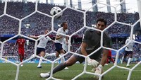 Inggris sudah menunjukkan tanda-tanda dominasinya saat membuka keunggulan di menit delapan. Mengawali pesta Tiga Singa adalah gol yang dibuat pemain bertahan, John Stones. (REUTERS/Carlos Barria)