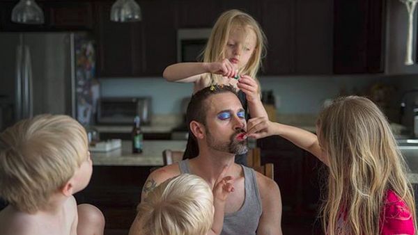 Demi Anak, Ayah Rela Melakukan Apa Saja...