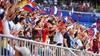 Fans Rusia memberikan dukungan dengan mengibarkan bendera. Reuters/Dylan Martinez.