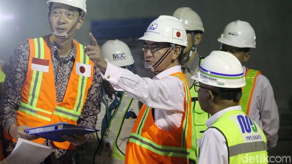 Masuk Terowongan Bawah Tanah, Menlu Jepang Cek MRT Jakarta