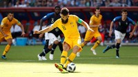 Mile Jedinak (Australia) sudah dua kali mengeksekusi penalti di Piala Dunia 2018. Yang pertama dalam laga Prancis vs Australia. Ia sukses mengonversinya jadi gol. (Foto: Jorge Silva/Reuters)