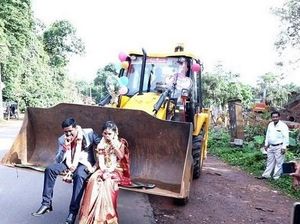 Anti Mainstream! Pasangan Pengantin Ini Nikah Naik Buldoser
