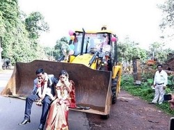 Anti Mainstream! Pasangan Pengantin Ini Nikah Naik Buldoser