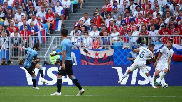 Gol tendangan Diego Laxalt yang sempat mengenai penyerang Rusia, Deni Cheryshev. (