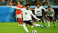 Mohamed Salah (Mesir) berhasil mencetak gol dari tendangan penalti dlam pertandingan Rusia vs Mesir. (Foto: Dylan Martinez/Reuters)