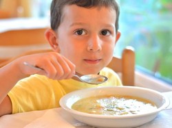 Agar Saat Musim Hujan si Kecil Tak Gampang Sakit, Berikan 5 Makanan Ini