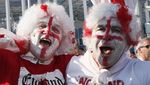 Inggris Menang Telak, Pendukung Berpesta