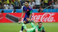 Bukannya menyamakan kedudukan, Polandia malah kemasukan lagi pada menit ke-70. Gol Radamel Falcao membuat Kolombia unggul 2-0. Foto: Toru Hanai/Reuters