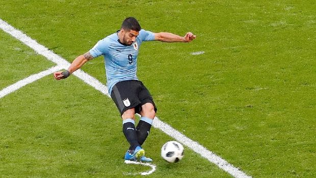 Suarez mencetak gol melalui sepakan bebas dari tepi kotak penalti.