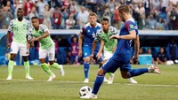 Gylfi Sigurdsson (Islandia) mendapat penalti usai tinjauan VAR di laga Nigeria vs Islandia. Ia gagal memanfaatkannya untuk bikin gol. (Foto: Jorge Silva/Reuters)