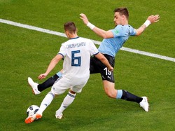 Denis Cheryshev berebut bola dengan Sebastian Coates. Dalam pertandingan ini Cheryshev melakukan gol bunuh diri di menit ke-23. Reuters/David Gray.