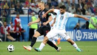 Domagoj Vida (bek). Bersama Dejan Lovren, Vida tampil solid di lini belakang ketika Kroasia menghantam Argentina 3-0. Ia melakukan beberapa blok dan sapuan krusial. Foto: Lucy Nicholson/Reuters